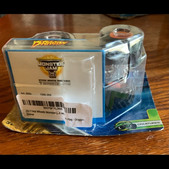 NIP 2016 Hot Wheels Monster Jam Dragon Creatures With Team Flag 1/64 Sca… - Picture 2 of 3